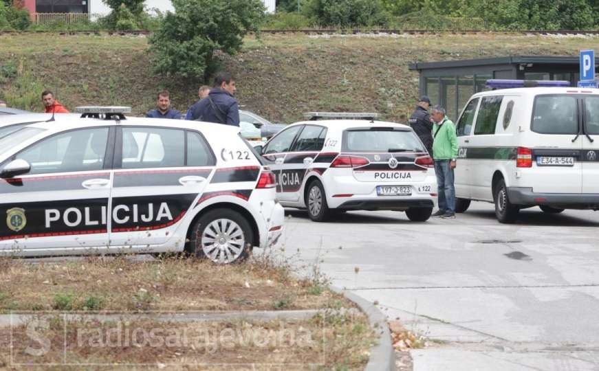 U sarajevskom naselju uhapšene tri osobe, pronađena droga